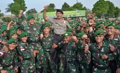 Kapolda Jambi, Brigjen Pol Lutfi Lubihanto, saat diarak prajurit Yonif 142/KJ 